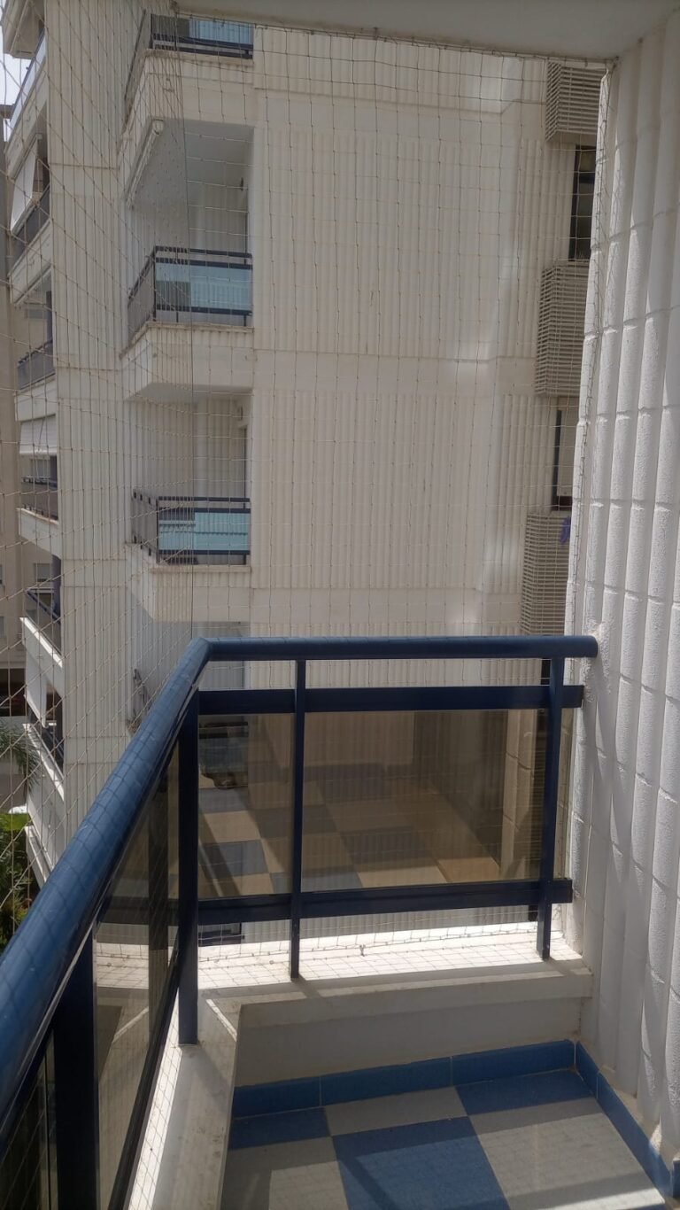 Instalación de red en balcón esquinero
